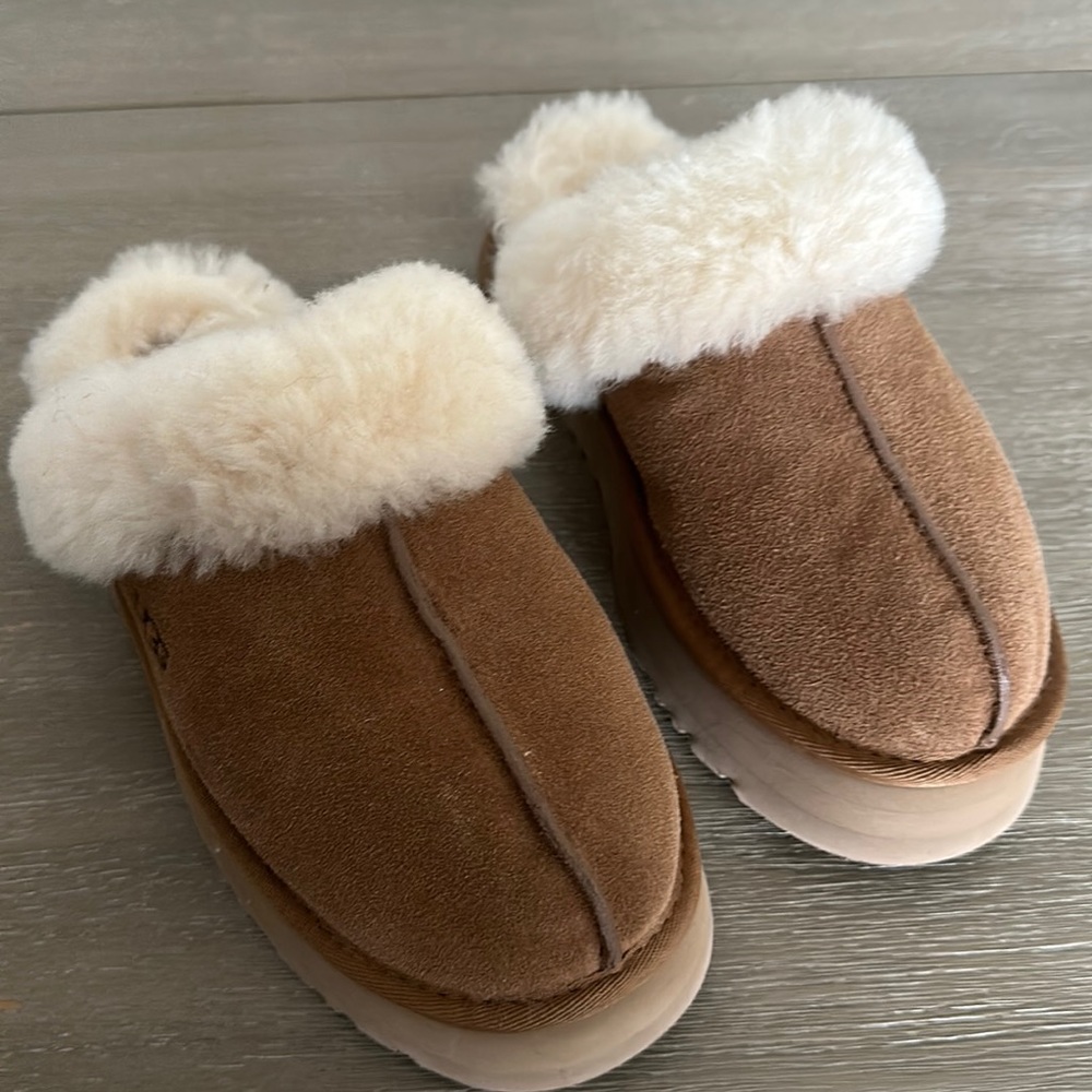 Barely worn disquette ugg slippers size 8